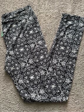 Women’s Honey & Lace Black/White Mandala Print Leggings, Size Large